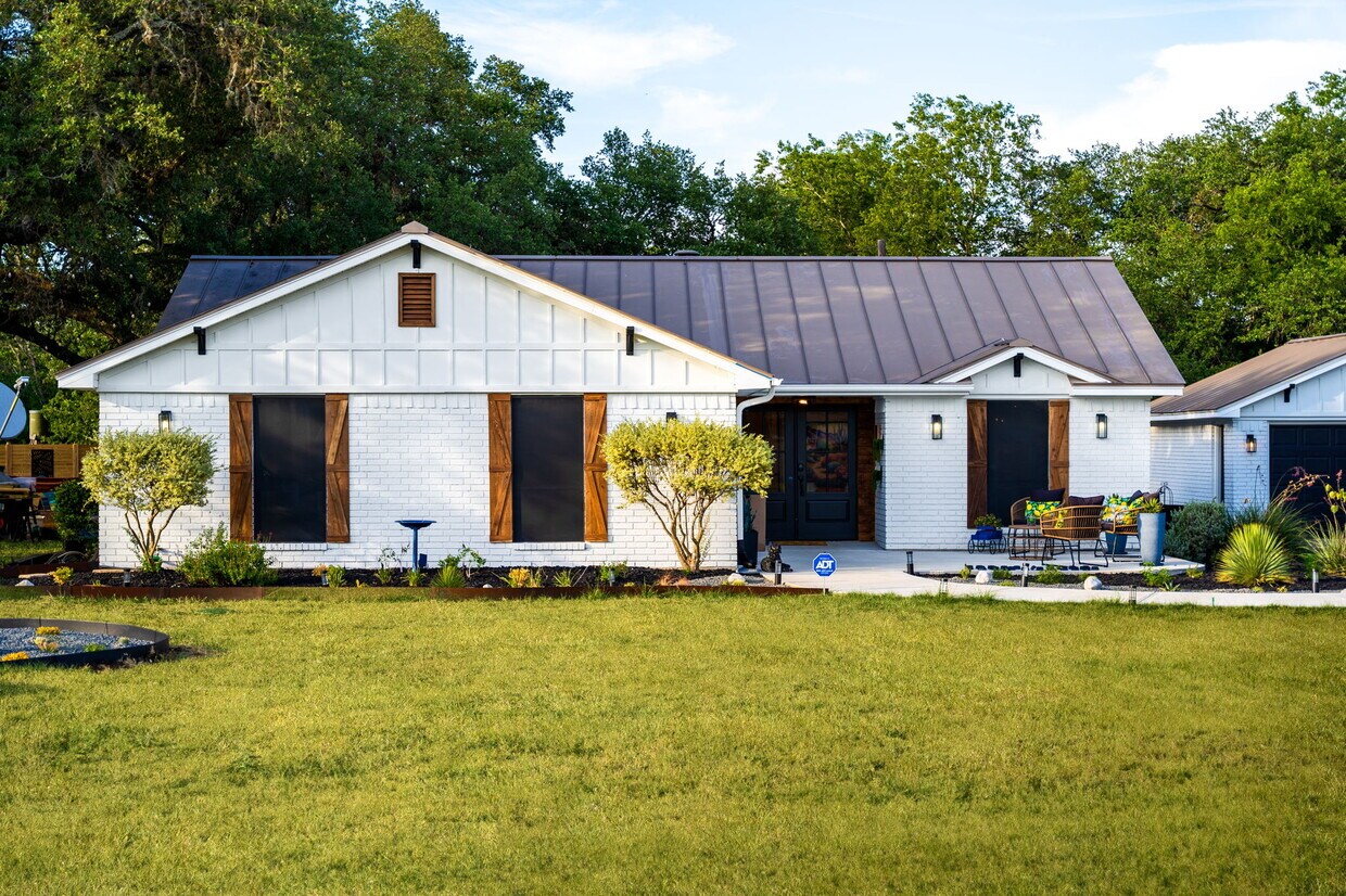 Primary Photo - 210 Opal Ln