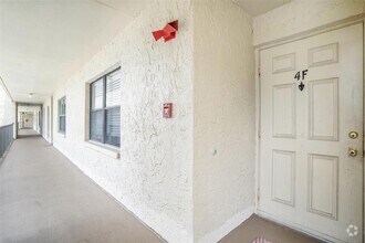 Building Photo - 2800 Cove Cay Dr
