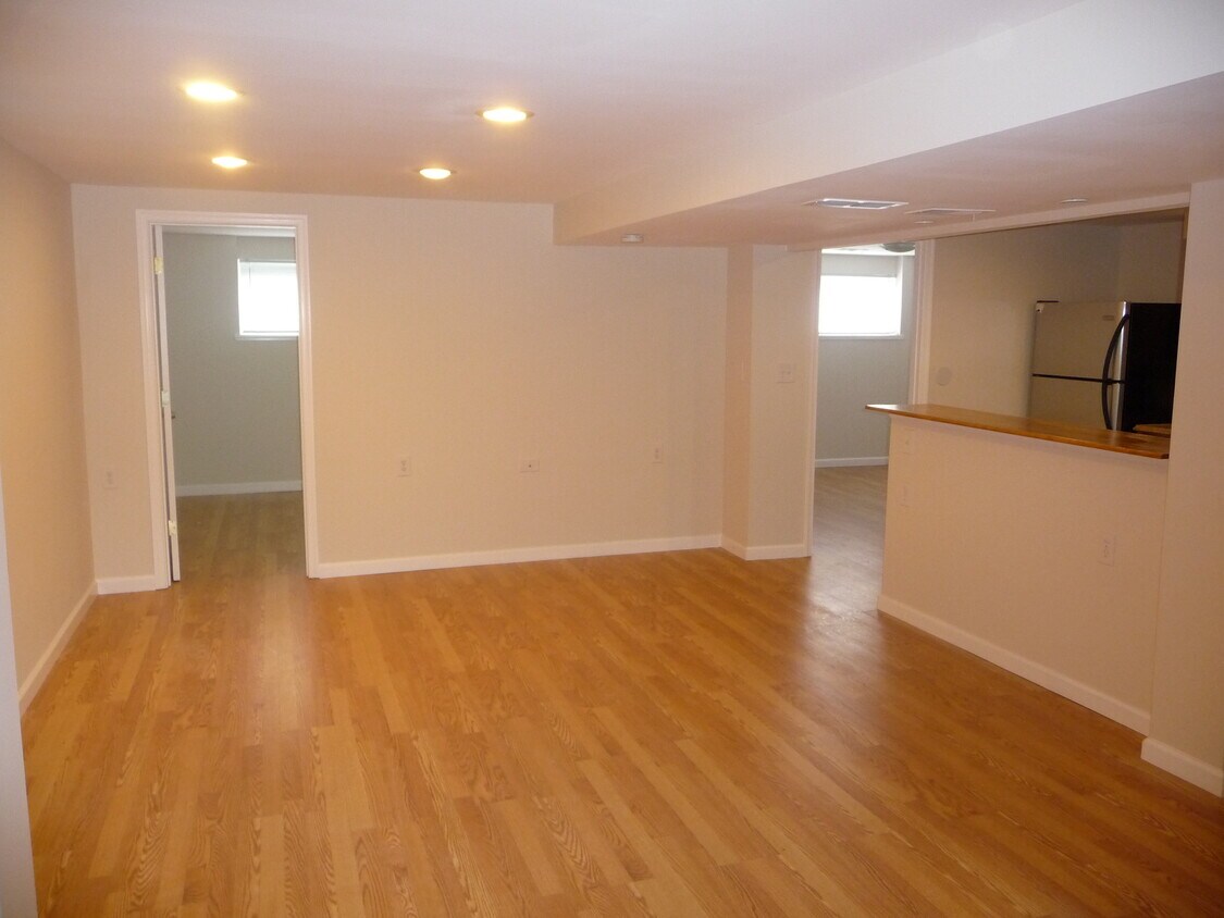 Excelente ubicación * Precio * Espacio - 5329 Queensberry Ave