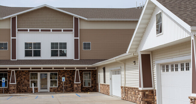 Building Photo - The Estates at Moorhead