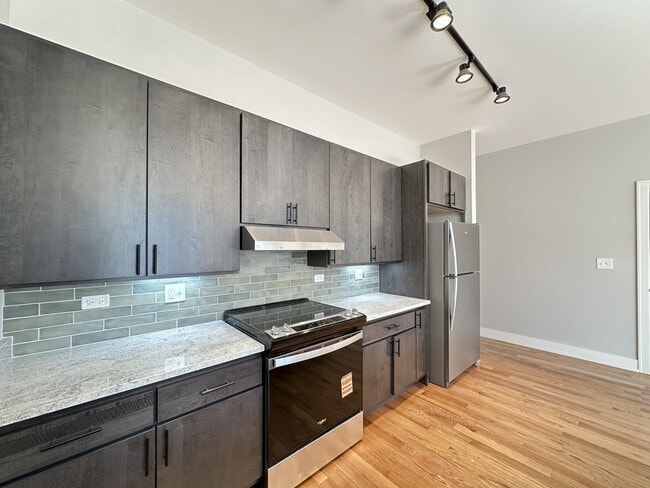 Building Photo - 2100 W 18th Pl
