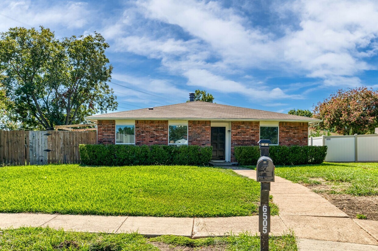 Primary Photo - 3 Bedroom on Cul da Sac