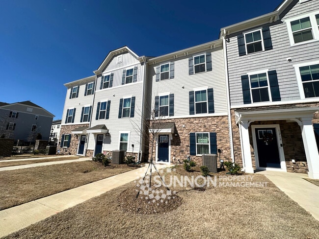 Building Photo - Spacious 3-Bedroom Townhome in a Prime Location