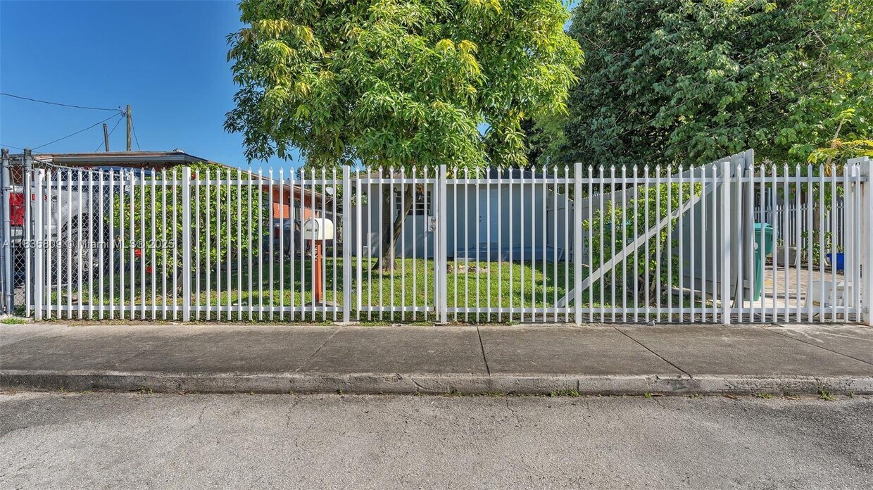 Foto principal - 4651 NW 23rd Ct