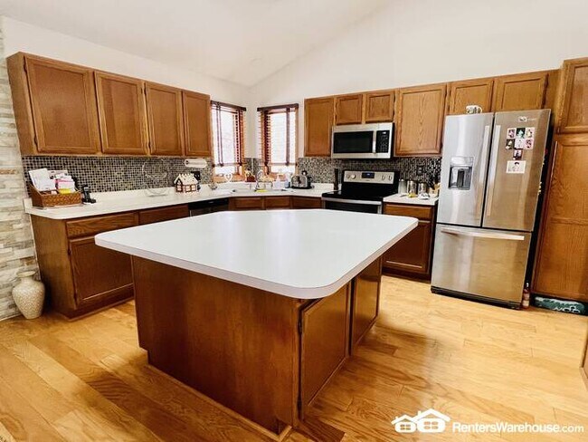 Foto del edificio - 4 bed, 3 bath Split level in EP