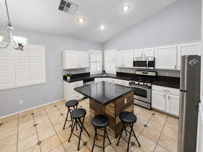 Foto del edificio - Beautiful 4BR Home in Gated Community with 3-Car Garage
