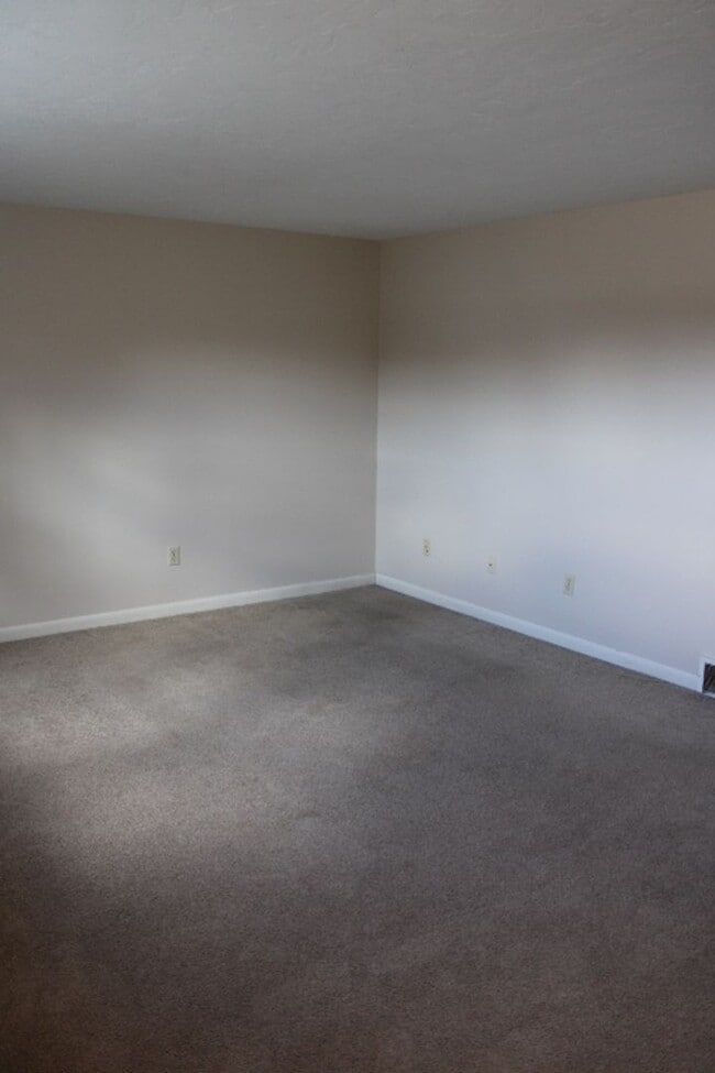 Building Photo - Move-In Ready 2BR Townhouse w/ Central AC & Off-Street Parking