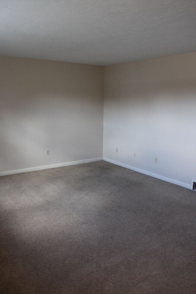 Foto del edificio - Move-In Ready 2BR Townhouse w/ Central AC & Off-Street Parking