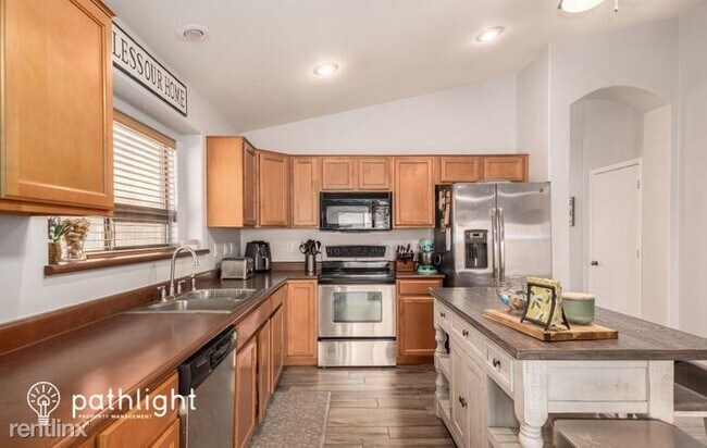 Foto del edificio - 3 br, 2 bath House - 2191 S 160th Ln UNIT