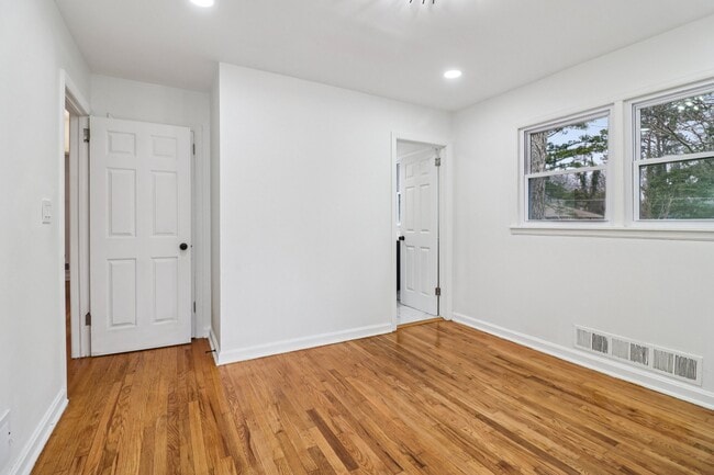 Building Photo - 3159 Bobolink Dr