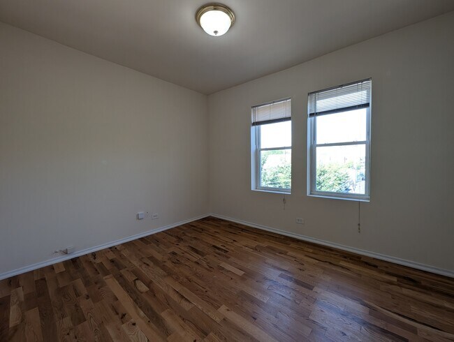 Foto del edificio - 2347 N Drake Ave