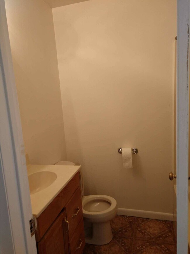 Full Bathroom - 341 Lenlock Dr