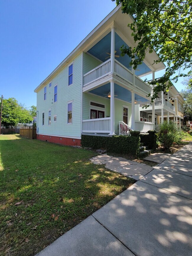 Building Photo - **APPLICATION PENDING** HUGE MODERN SOUTHE...