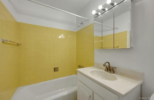 Building Photo - 4 Consulate Dr