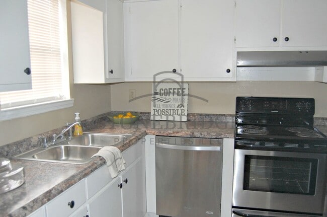 Building Photo - 202 Hillsboro Ln