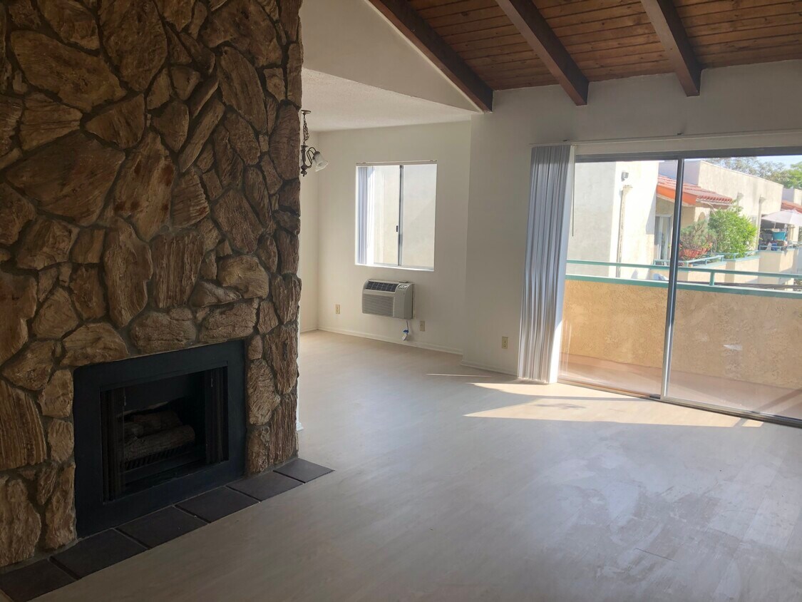 Entry towards dining/balcony - 2619 S Sepulveda Blvd