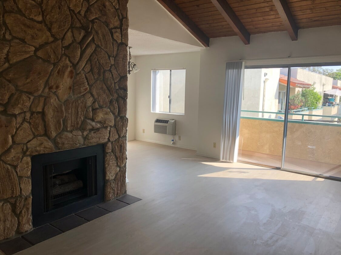 Entry towards dining/balcony - 2619 S Sepulveda Blvd