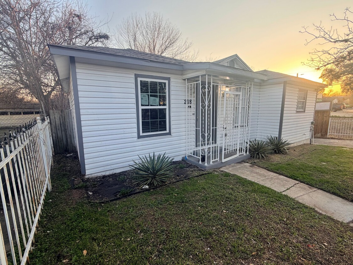 Photo - 2118 Burnet St (San Antonio, TX)
