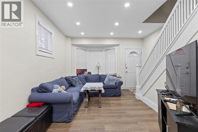 Photo du bâtiment - 114 Elm Ave