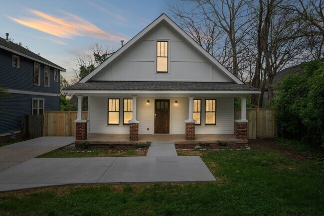 Foto del edificio - 3706 Hilltop Ln