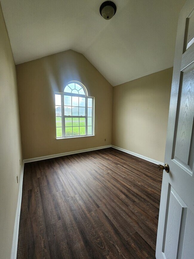 Foto del edificio - 5028 Scotch Pine Ave