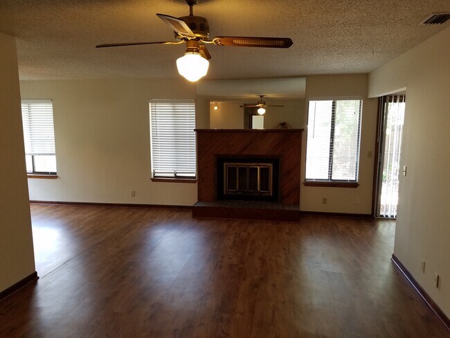 Foto del edificio - $1595 - 3/2/2 - Lots of New!