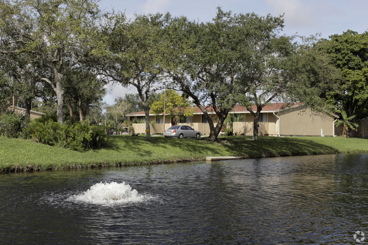 Primary Photo - Vizcaya Villas