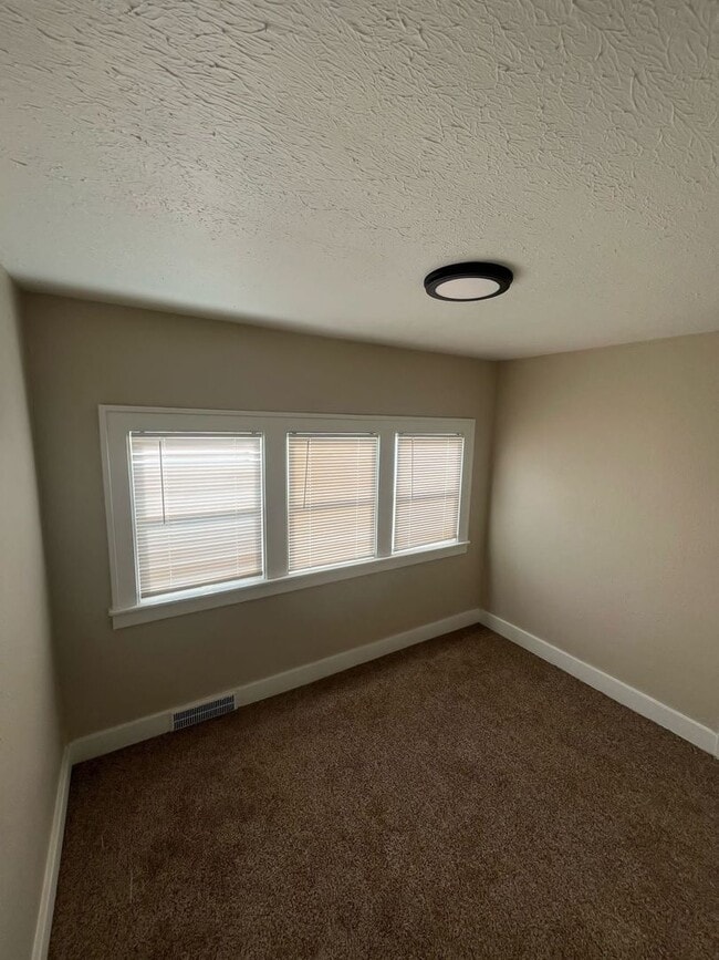 Building Photo - Renovated 4-Bedroom, 2-Bath Home – We Welc...