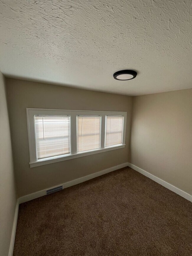 Foto del edificio - Renovated 4-Bedroom, 2-Bath Home – We Welc...