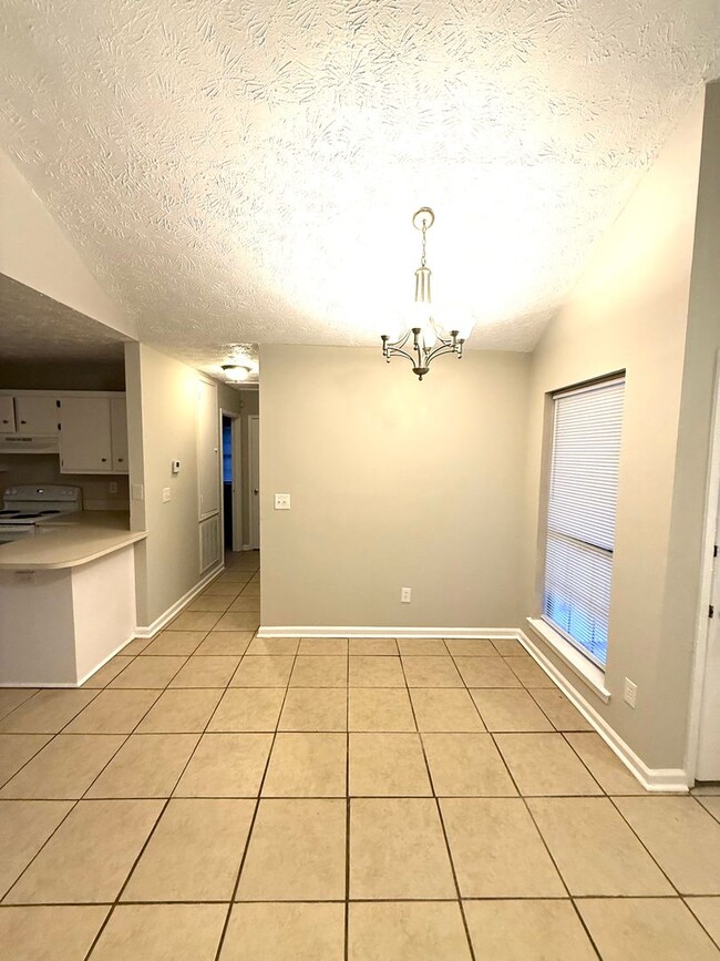 Building Photo - ** Great 3 bed 2 bath ** Perry Hill Road! ...