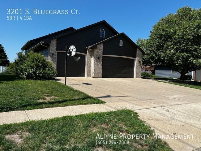 Building Photo - Newly Renovated 5 Bed/4.5 Bath with over 4...