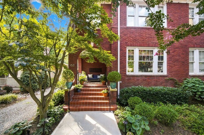 Foto del edificio - 1621 Lyndhurst Ave
