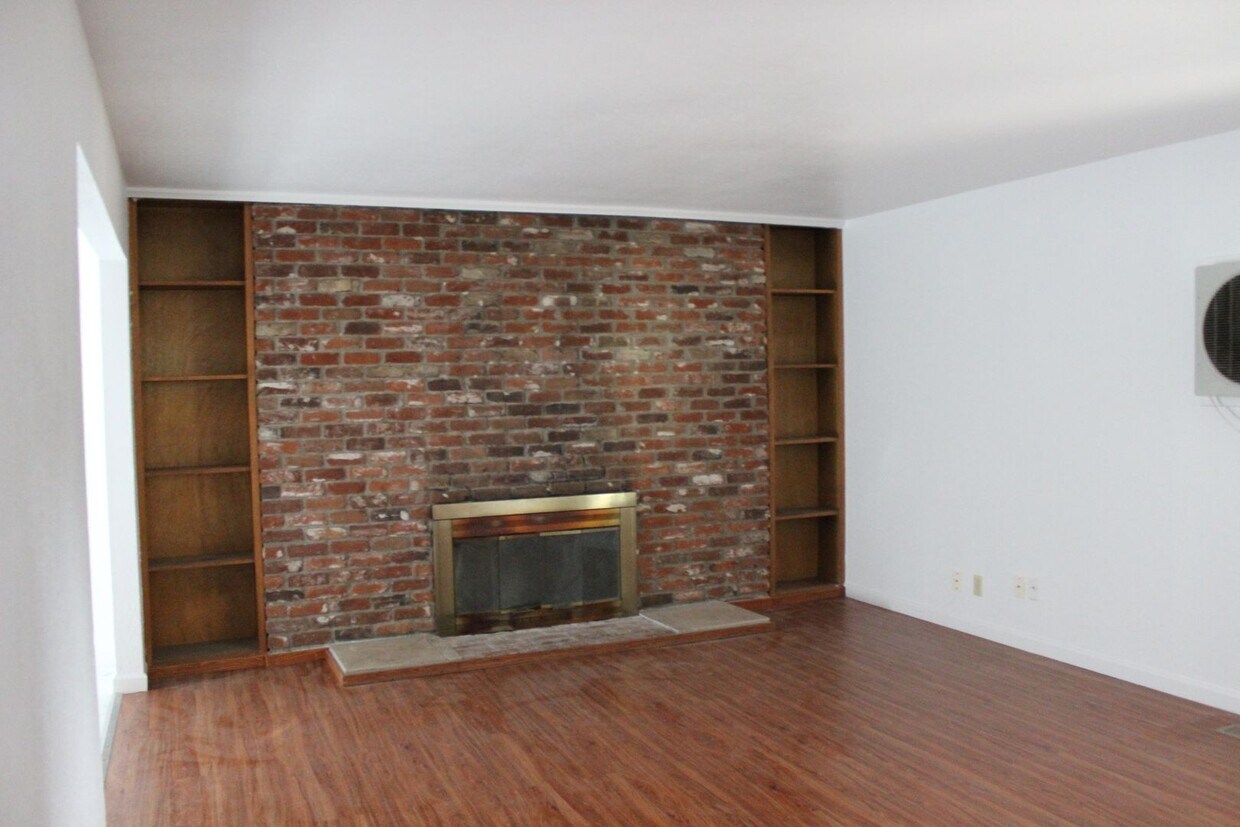 Building Photo - Charming 3-Bedroom