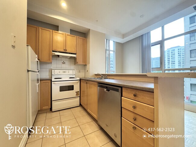 Building Photo - Spacious 2-Bedroom + Den Condo with Juliet Balcony in Downtown Toronto