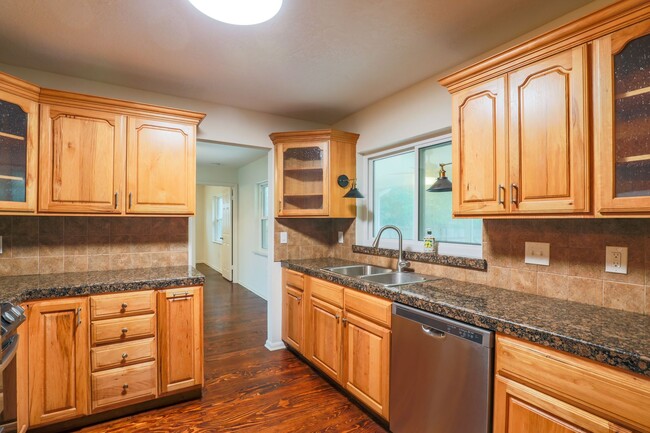 Foto del edificio - BEAUTIFUL 3 BEDROOMS SINGLE FAMILY HOME LO...