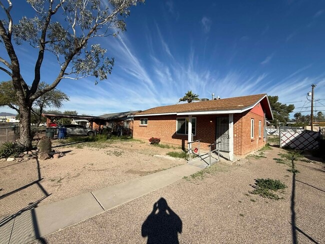 Building Photo - 333 E Linden St