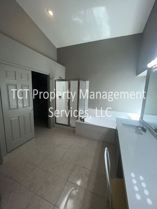 Building Photo - Beautiful 2 bedroom 55+ Community in Gold ...