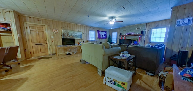 Building Photo - Huge House + Large Backyard + Off-Street Parking! Available June 4th!