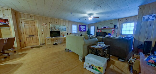 Foto del edificio - Huge House + Large Backyard + Off-Street Parking! Available June 4th!