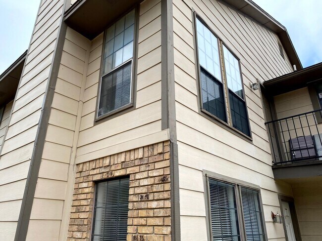 Building Photo - Nice downstairs fourplex unit with 2 bedro...