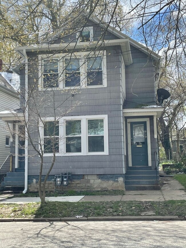 Building Photo - 917-919 W 7th St