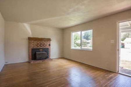 Building Photo - Charming home in great neighborhood
