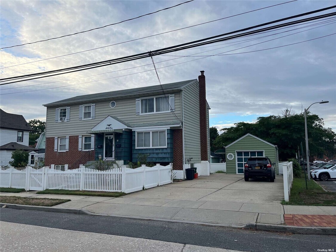 61 Carpenter Ave, Lynbrook, NY 11563 Townhome Rentals in Lynbrook NY