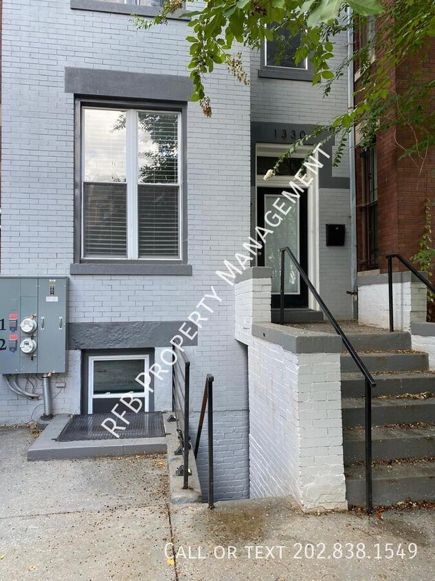 Foto principal - Spacious 2-Bedroom Basement Unit with Wash...