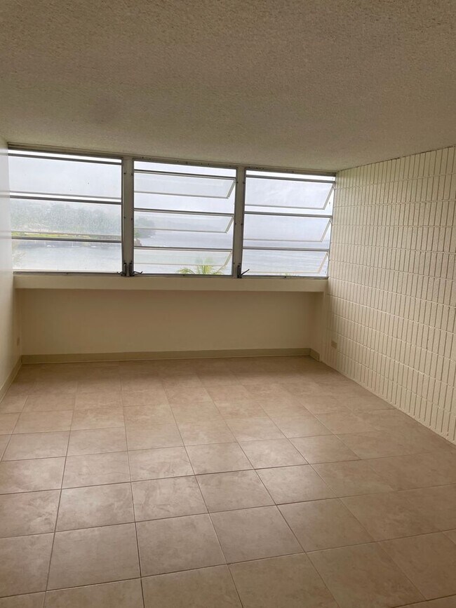 Building Photo - 2BR/2BA with lanai and spectacular ocean v...