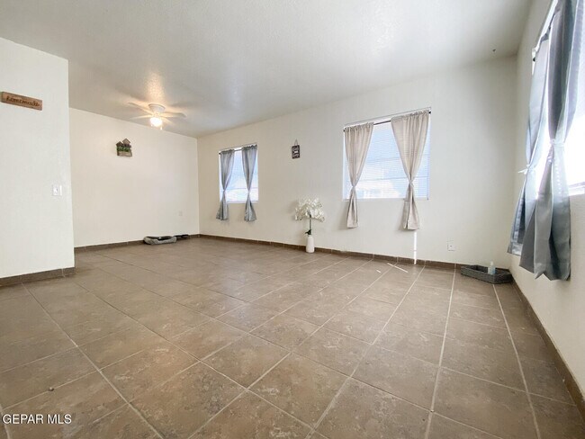 Foto del edificio - 4700 Maxwell Ave