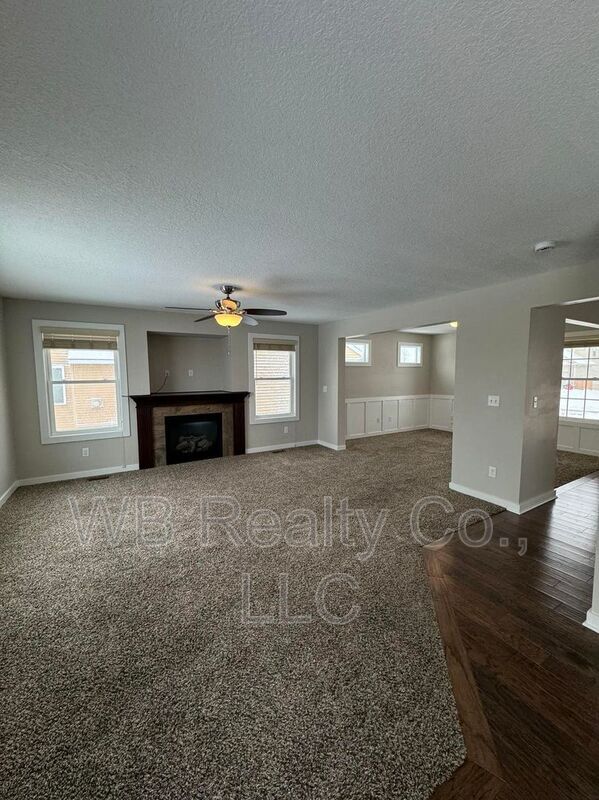 Building Photo - 635 SE Madrone Ln