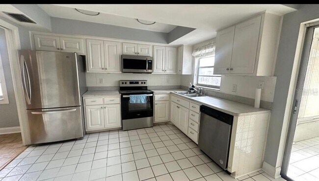 Building Photo - 2380 Timbercrest Cir W
