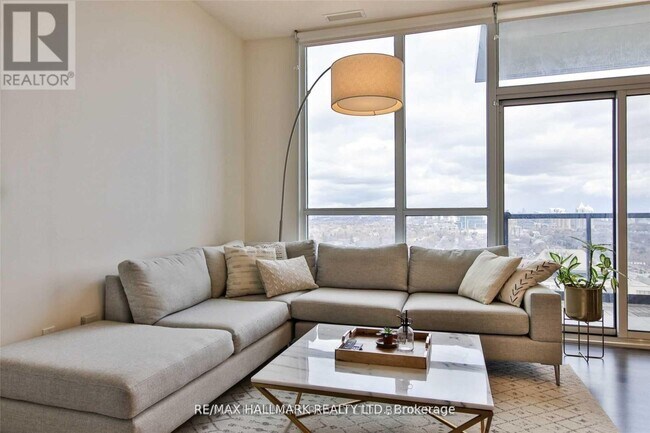 Photo du bâtiment - 88 Sheppard Ave E