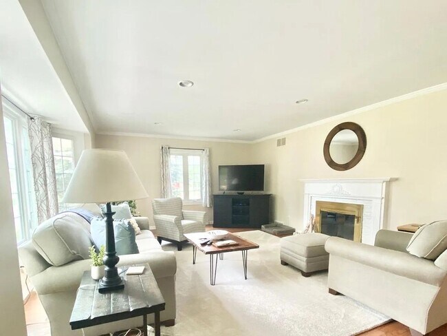 Foto del edificio - Desirable Mequon Home in Heart of Ville du...